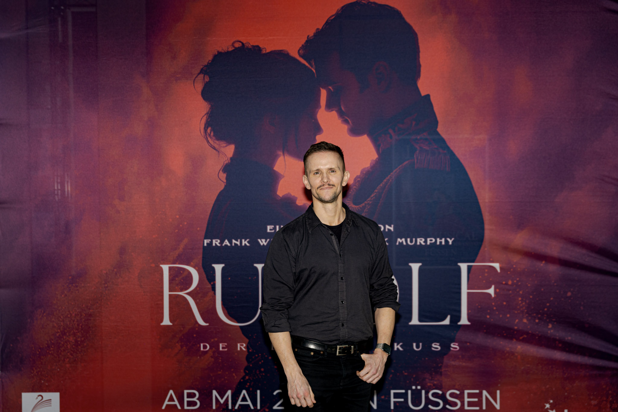 Mehr über den Artikel erfahren »Ich entwerfe Bühnenbilder gern so, dass einige Dinge offenbleiben« Interview mit Morgan Large zu »Rudolf – Der letzte Kuss«