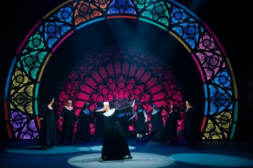 »Sister Act« im Tourfinale: Bewährter Musicalhit mit Tempo, Witz und starken Bildern