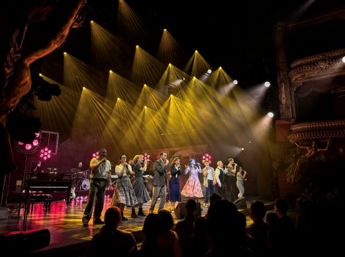 Mitsingen, Mittanzen – schlicht und einfach kollektives Glücklichsein im Theater des Westens