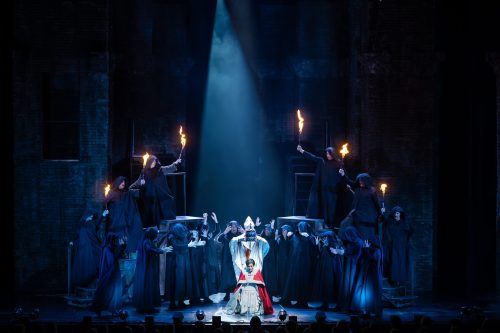 »Die Päpstin« feiert umjubelten Tourauftakt im Metronom Theater Oberhausen